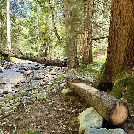 Campo de lujo Water Village Rogla A Private Riverside Glamping Tent