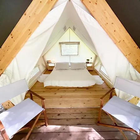 Campo de lujo Water Village Rogla A Private Riverside Glamping Tent Oplotnica